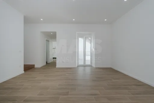 Moradia T3 Totalmente Remodelada com Logradouro em Coruche