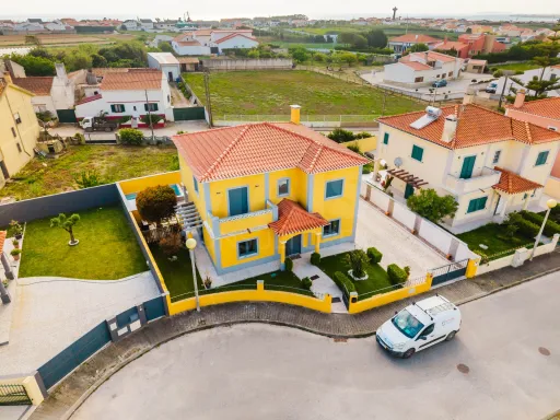 Moradia exclusiva com piscina aquecida, suite, garagem e jardim deslumbrante