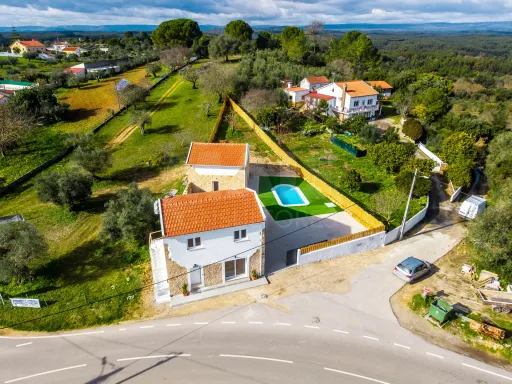 Moradia T2 + Anexo c/ T1, Logradouro e Piscina!