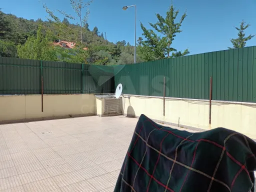 Apartamento T1+1(e loja) na Castanheira do Ribatejo.