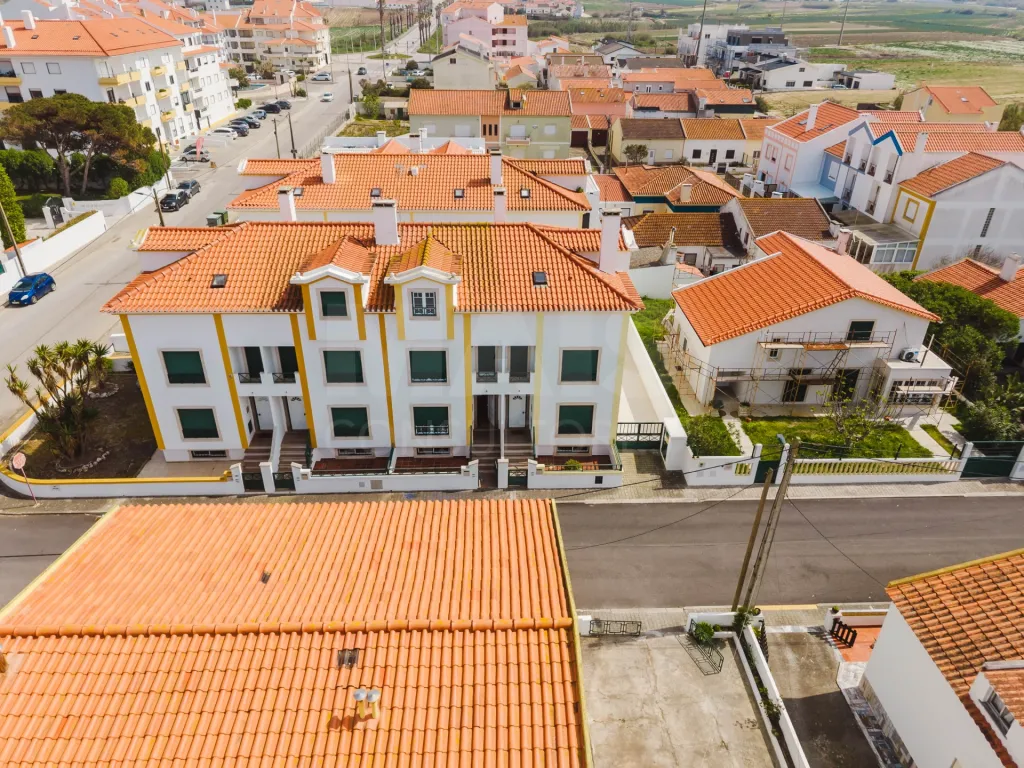 Moradia Geminada T2+2 com Terraço, Garagem Box e Churrasqueira perto de praia