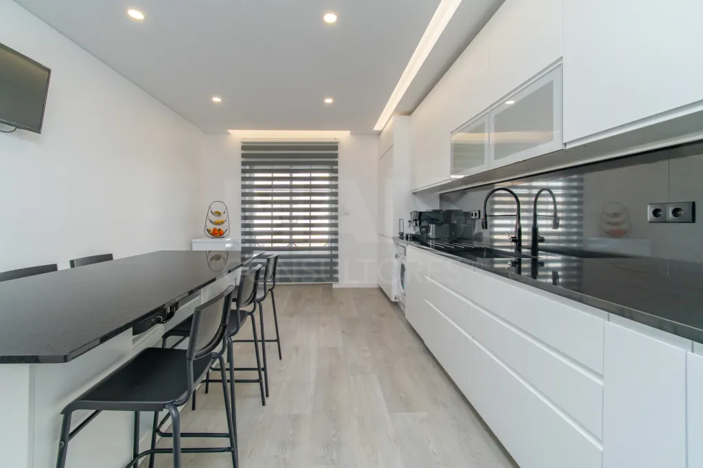 Apartamento T4 Remodelado | 210 m² | Parqueamento e Arrecadação