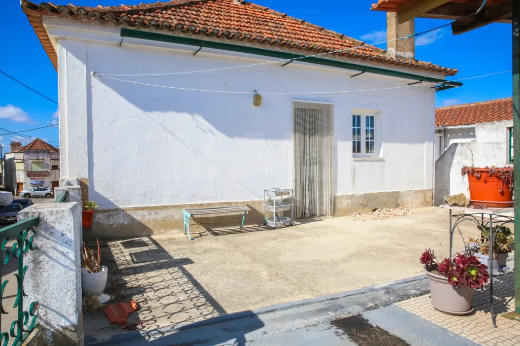 🏡 Moradia T4 com 247 m², 2 Garagens e Terreno | Canados, Alenquer