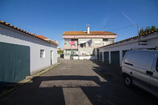 Prédio com garagens no Porto Alto, Samora Correia