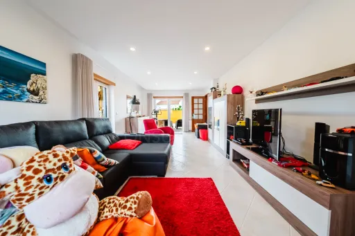Moradia exclusiva com piscina aquecida, suite, garagem e jardim deslumbrante