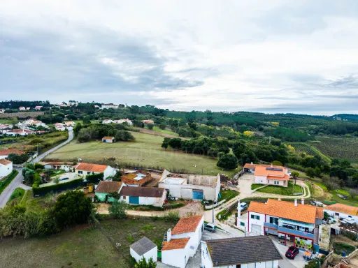 Moradia T3 com comércio e terraço no Coto