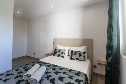 Propriedade com 3 apartamentos e piscina em Óbidos
