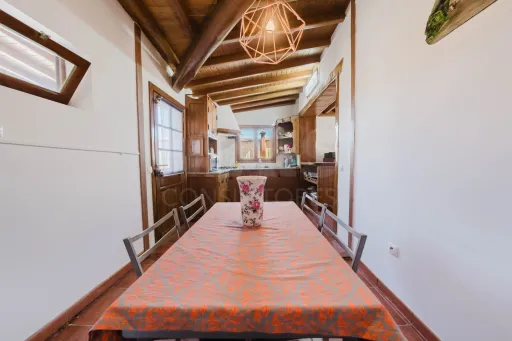 Renovated 3-Bedroom House with Backyard and Excellent Sun Exposure | Casais Brancos