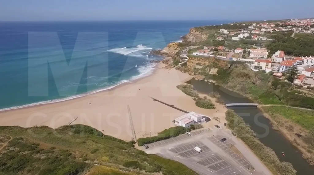 Apartamento T1 no 1° andar a 80 metros da Praia de São Lourenço, com vista mar da varanda da Sala e com garagem