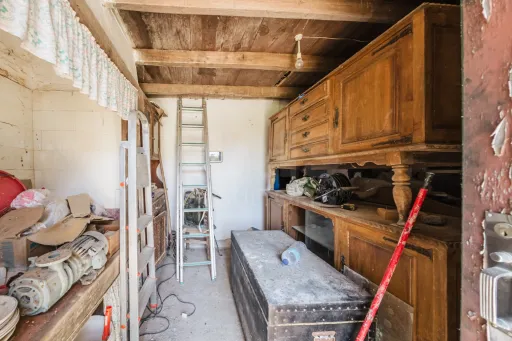 Moradia p/a recuperar c/ terreno na Fanadia com viabilidade de construção
