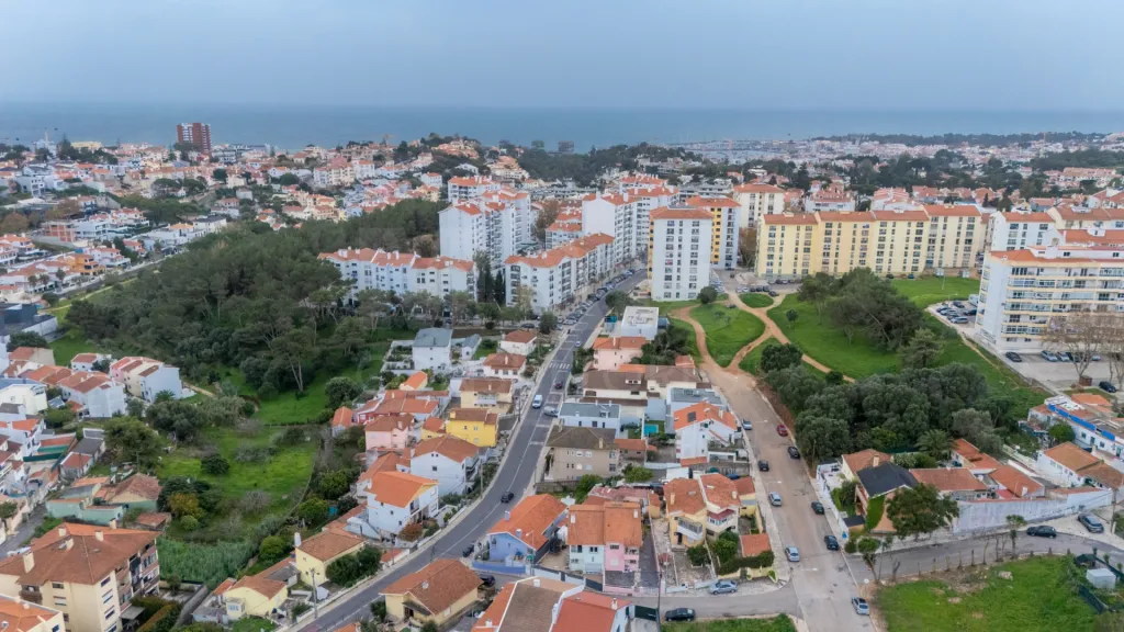 Prédio Multifamiliar em Alcabideche: Excelente Oportunidade de Investimento Próximo às Praias de Cascais