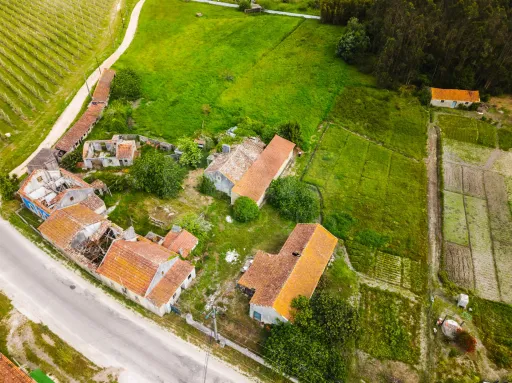 Moradia p/a restaurar c/ 225m2 de área em terreno c/ 6.473m2