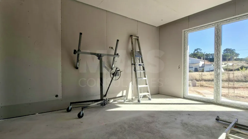 Moradia Térrea T4 com Suite Master, Piscina de Água Salgada, Garagem e Acabamentos Premium !