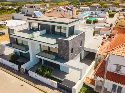 Moradia T3+2 Moderna com Vista Mar e Terraço Panorâmico