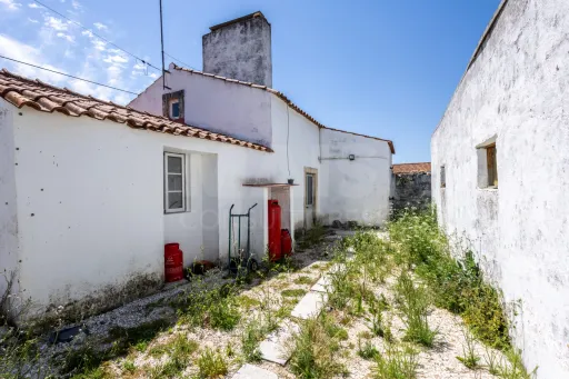 MAIS DE 300 m² DE CONSTRUÇÃO, PÁTIO PRIVADO E GRANDES ÁREAS DE APOIO | TURQUEL