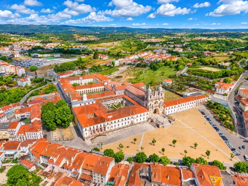 Apartamento T3 com elevador e lugar de garagem.
