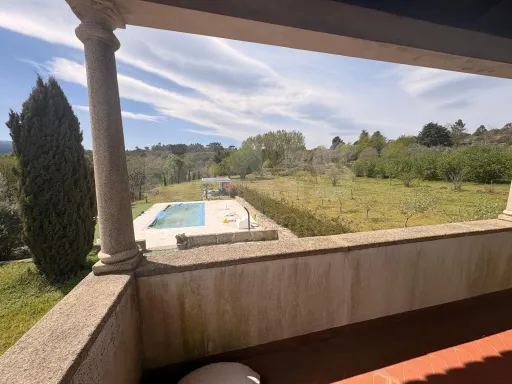 Herdade / Quinta com 25–27 ha, vinha em produção, olival e piscina – Serra da Estrela, Gouveia