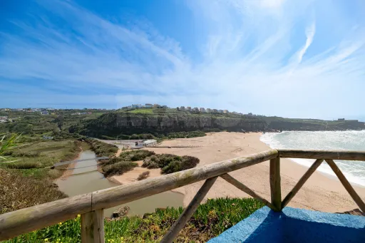 Apartamento T1 no 1° andar a 80 metros da Praia de São Lourenço, com vista mar da varanda da Sala e com garagem