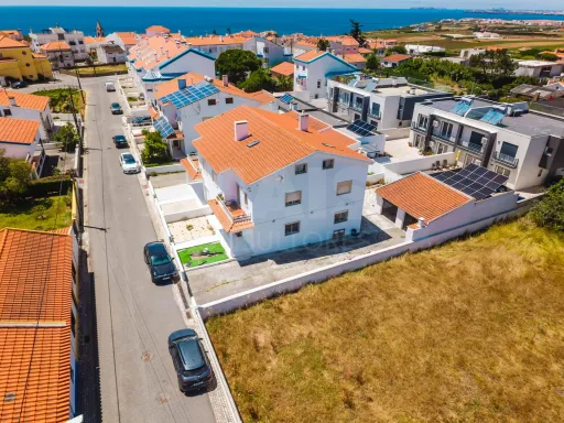 2-Bedroom Apartment with Private Backyards and Garage, 900 m from São Bernardino Beach