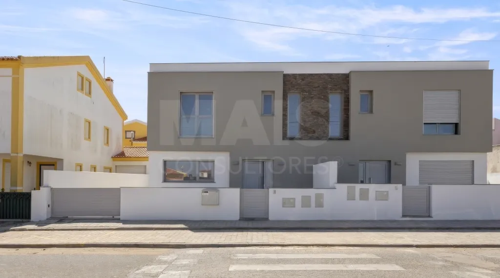 Moradia nova T4 com quintal e garagem