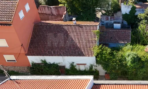 Duas Moradias com Terreno de 1.480 m² no centro da Lourinhã