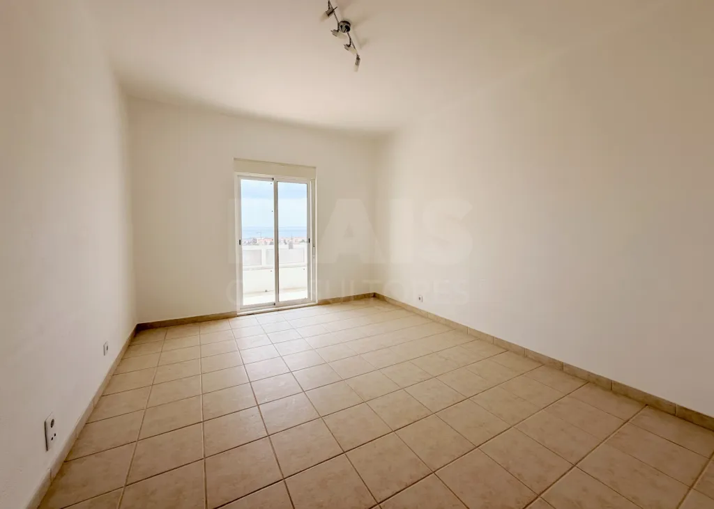 Prédio de Habitação e Comércio em Santa Iria de Azoia