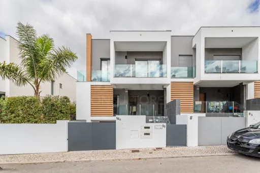 Luxury 4 bedroom villa with pool in Charneca de Caparica