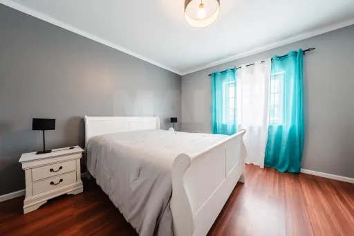 Moradia T4 em Olho Marinho | 260m² | Lote 734m²