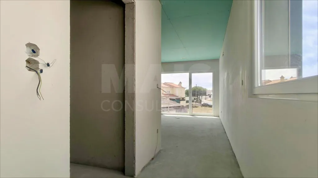 Moradia T4 c/ 1 Master Suite + 2 Suites, Jardim & Parqueamento !