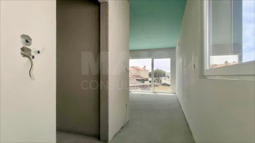 Moradia T4 c/ 1 Master Suite + 2 Suites, Jardim & Parqueamento !