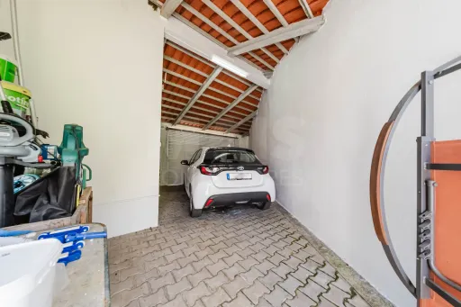 Moradia Térrea c/ piscina, árvores de fruto e garagem a 7 minutos da cidade