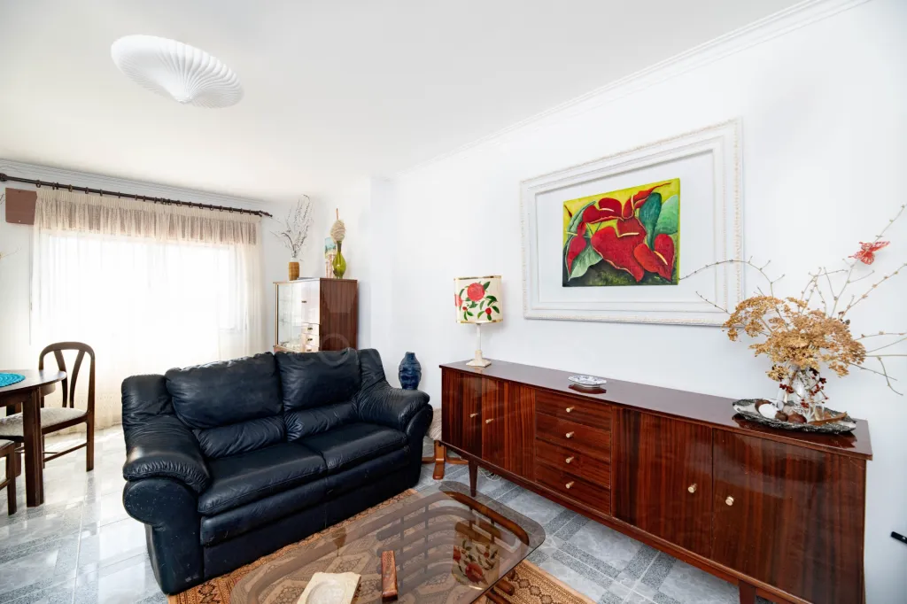 Apartamento T2 com Varanda e Arrecadação em Agualva Cacem - Sintra