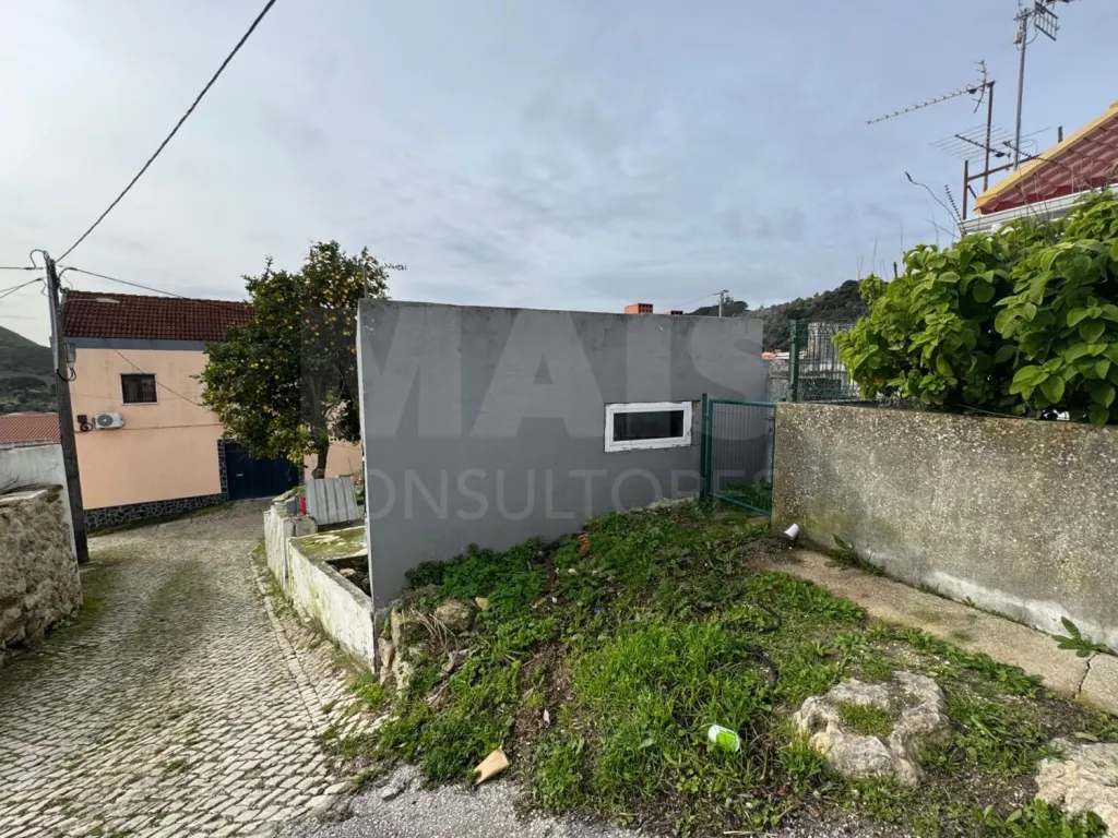 Oportunidade em Calhandriz: Moradia T2 Semi-Remodelada com Opção Chave na Mão
