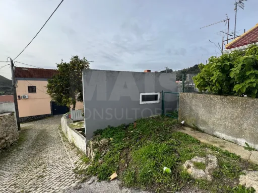 Oportunidade em Calhandriz: Moradia T2 Semi-Remodelada com Opção Chave na Mão