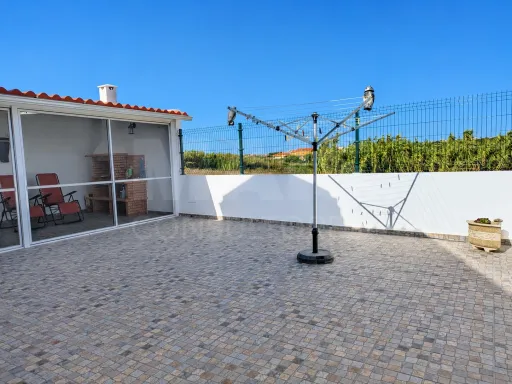 Moradia T3+1 pronta a habitar | Garagem fechada, pátio com churrasqueira e a 5 min das praias !