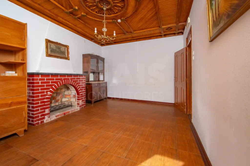 4-Bedroom House with Garage in Marinhais
