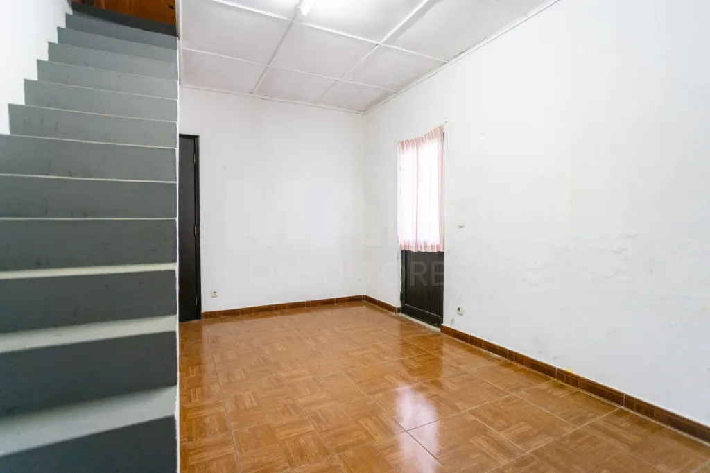 Moradia Térrea T2 para remodelar em Coruche-Vale Mansos