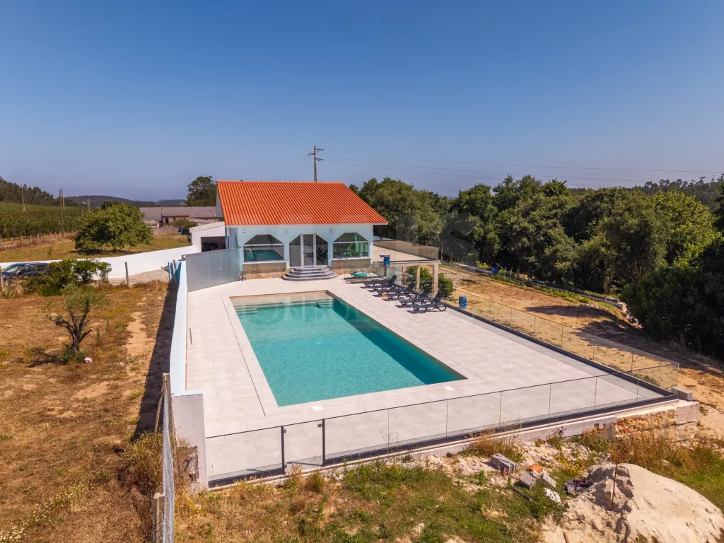 Quinta com mais de 23.000 m², piscina de água salgada e potencial de construção