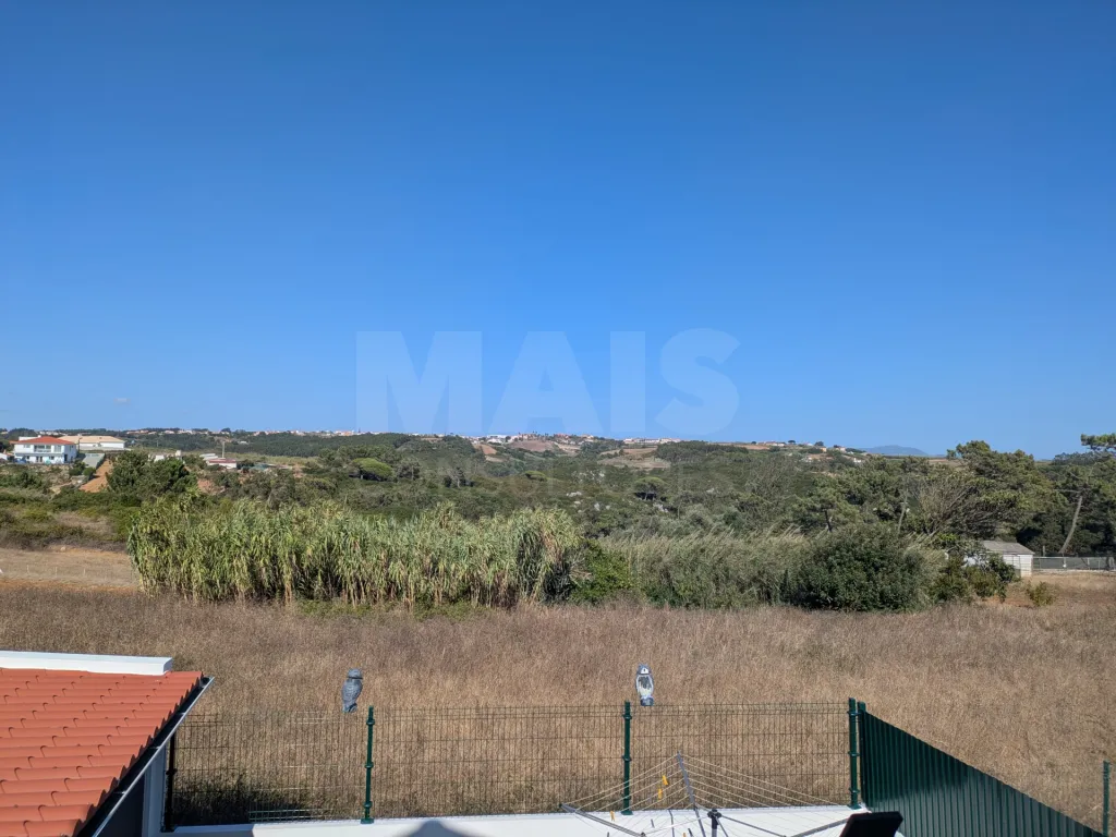 Moradia T3 com garagem, pátio, churrasqueira, sótão e vista desafogada – a 5 minutos das praias da Zona Oeste