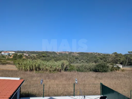 Moradia T3 com garagem, pátio, churrasqueira, sótão e vista desafogada – a 5 minutos das praias da Zona Oeste