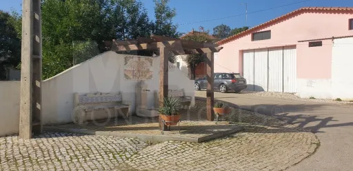 Moradia V 4 + Armazém + Casa Térrea de 45m2 em CASAIS ROMEIROS Santarém