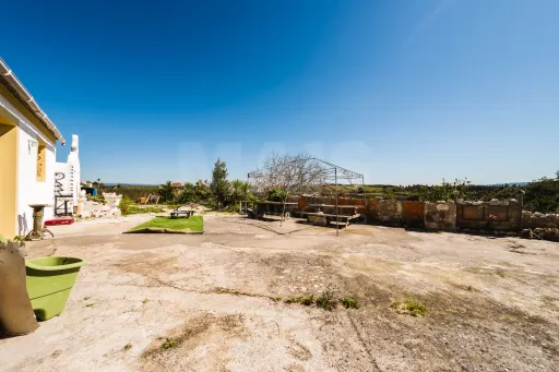 Propriedade com 7240m2 | Duas habitações | Piscina | Garagem | Anexos | Carvalhal, Bombarral