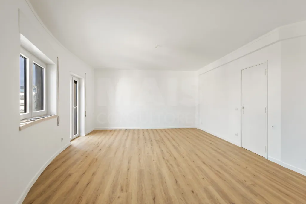 Apartamento T2 remodelado com 2 wc e varanda
