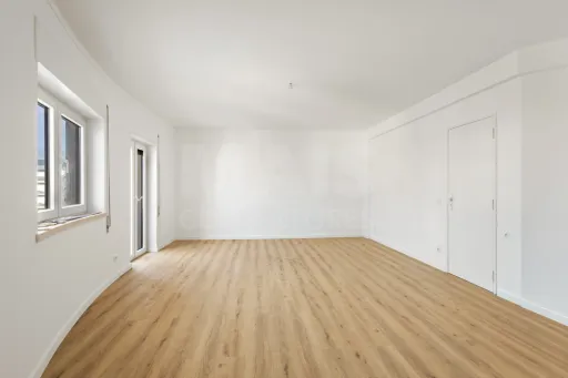 Apartamento T2 remodelado com 2 wc e varanda