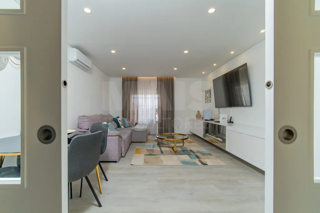 Apartamento T4 Remodelado | 210 m² | Parqueamento e Arrecadação
