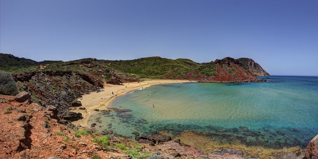 Descubra o Segredo do Norte de Menorca: A Praia de Cala Pilar, Um Paraíso Selvagem!