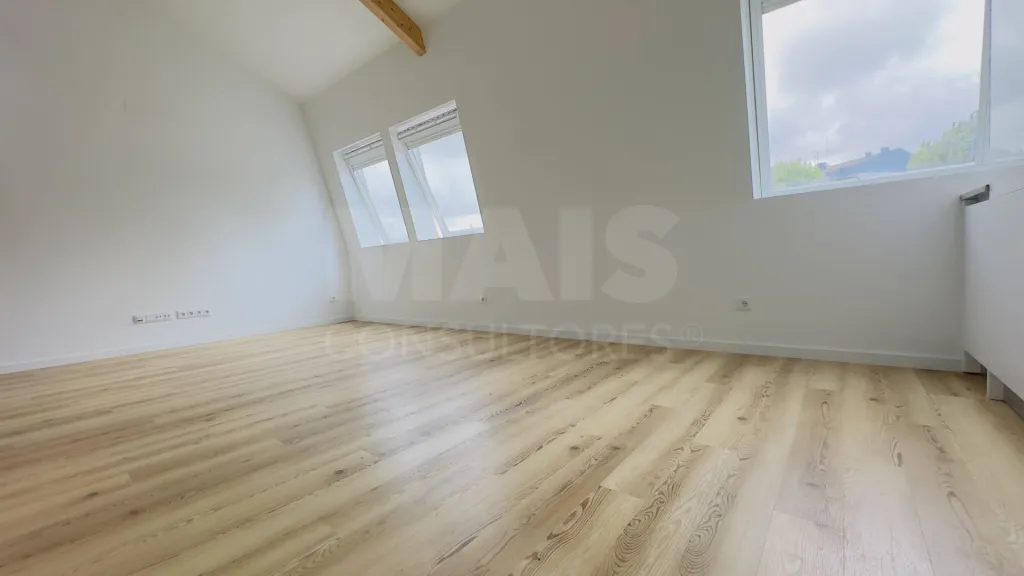 Fully Renovated 4-Bedroom Apartment | Downtown Lourinhã | Space, Elegance, and Comfort