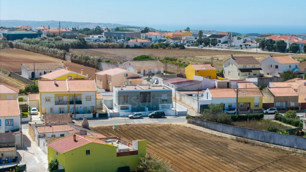 Moradia nova T4 com quintal e garagem