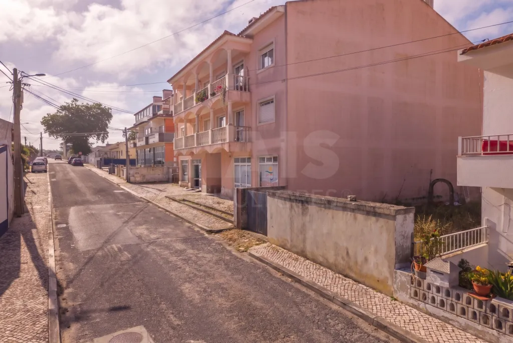 Terreno Urbano no Centro da Foz do Arelho | 240 m² | Implantação até 135 m² | Costa de Prata