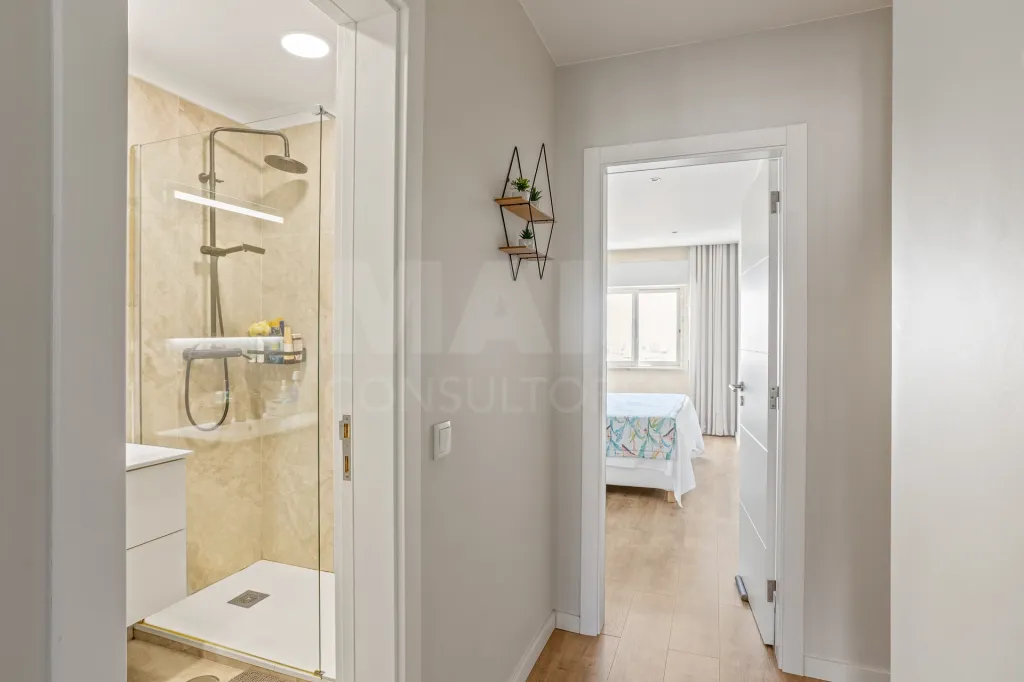 Último Piso | T2 Totalmente Remodelado | 2 Varandas | Vista Desafogada